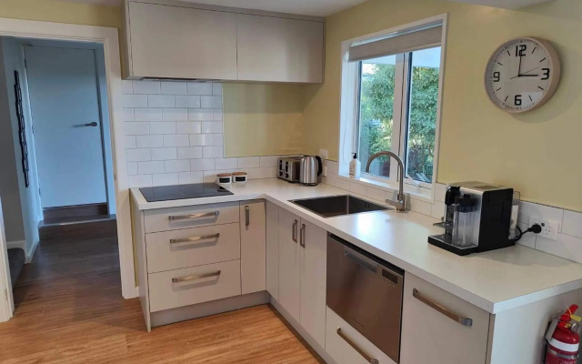 Newly Renovated Hillside Apartment Close To City