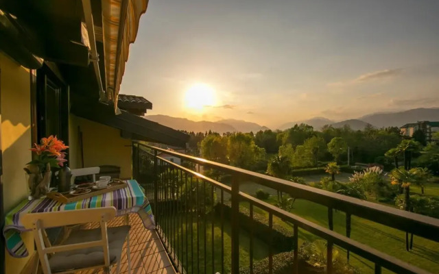 Amazing Gaia Le Palme Pool Lake View