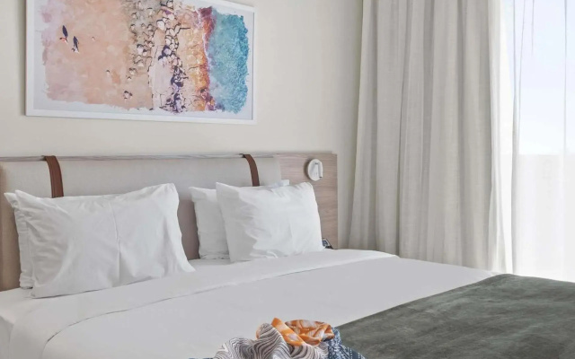 Mercure Larnaca Finikoudes Beach
