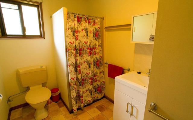 Lake Eacham Tourist Park & Self Contained Cabins