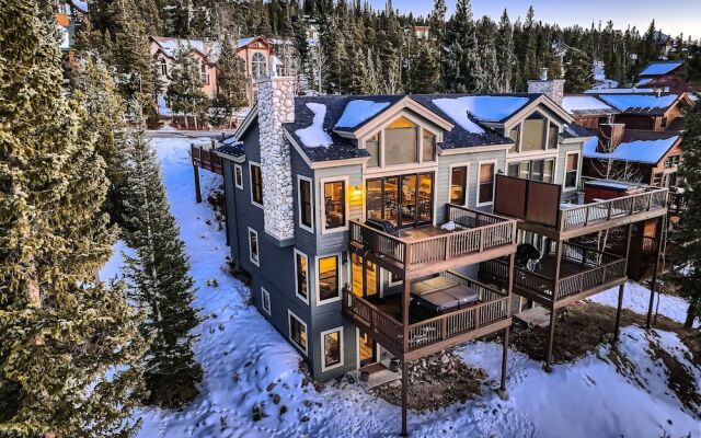 Slopeview Sanctuary 4 Bedroom Home by RedAwning