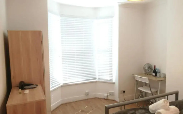 Central Stratford Cozy Double Room