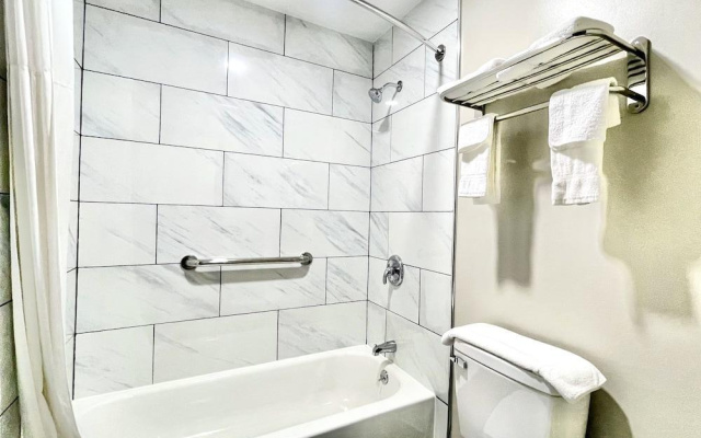 Days Inn By Wyndham Bloomington