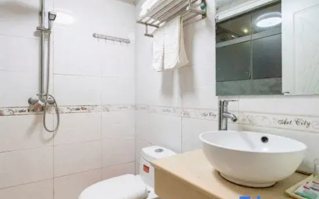 Hello Light Hotel（Danyang Golden Eagle World）