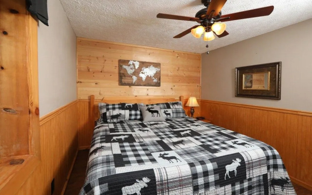 Just Hanging Out - Three Bedroom Cabin