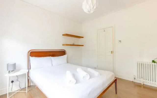 Spacious 2 Bedroom in Gorgeous Camberwell With Garden