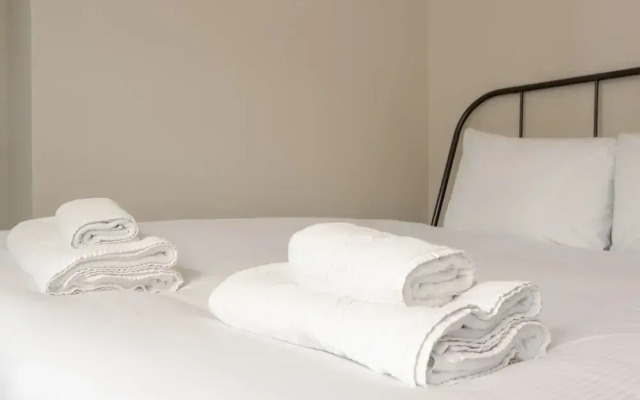 Spacious 1 Bedroom Flat With Garden