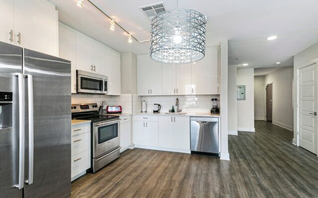 Spacious 4BR Condo Near French Quarter