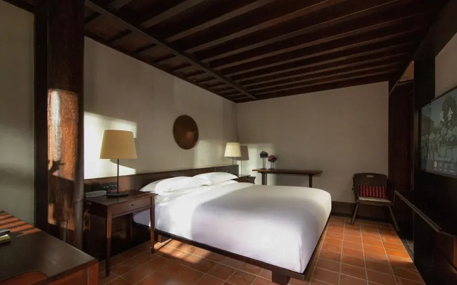Lijiang Old Town Lanshe Hotel
