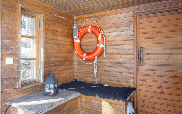 Lakefront House with 5 BR and Sauna