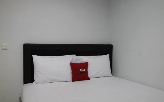 RedDoorz near Lippo Village 3