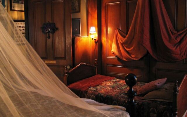 1870 Banana Courtyard French Quarter B&B