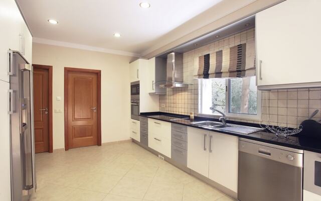 Outstanding Villa Very Well Located Near The Beach