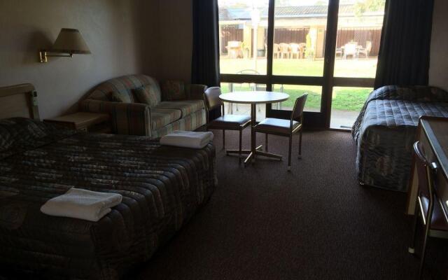 The Glades Country Club Motor Inn