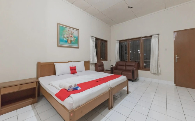 RedDoorz Plus @ Hotel Griya Astoeti