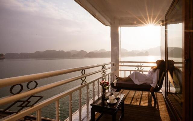 Heritage Line Violet Cruise-Ha Long Bay and Lan Ha