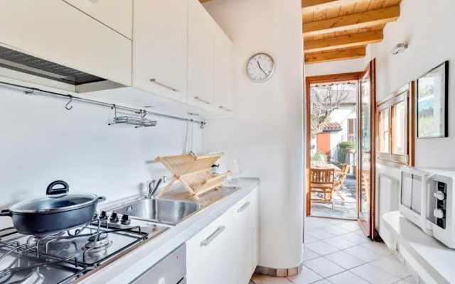 Design Apartment with Lake View!