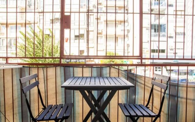 Vibrant and Central Flat in Karsiyaka Near Sea