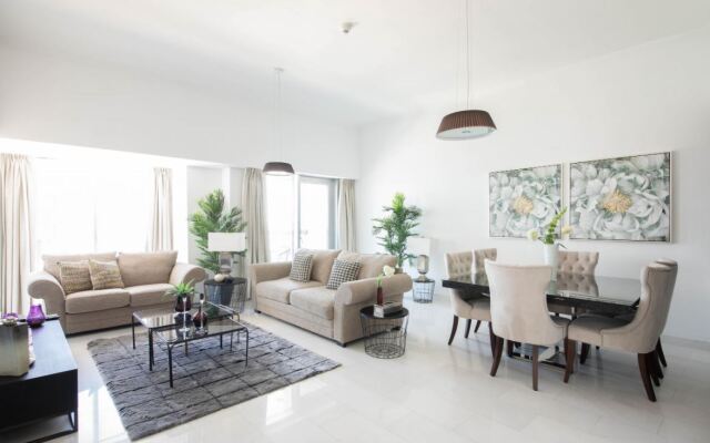 Maison Privee - Sleek Stay in Dubai Marina’s Famous Twisting Tower