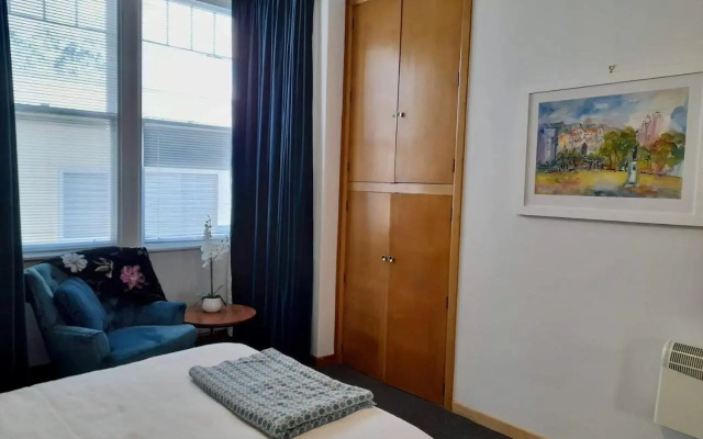 Turret House – Guest Rooms – Featherston