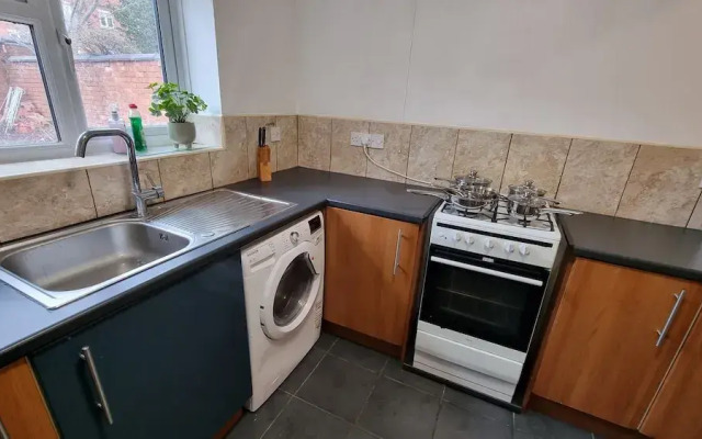 Spacious 4-bed House Great Location Coventry