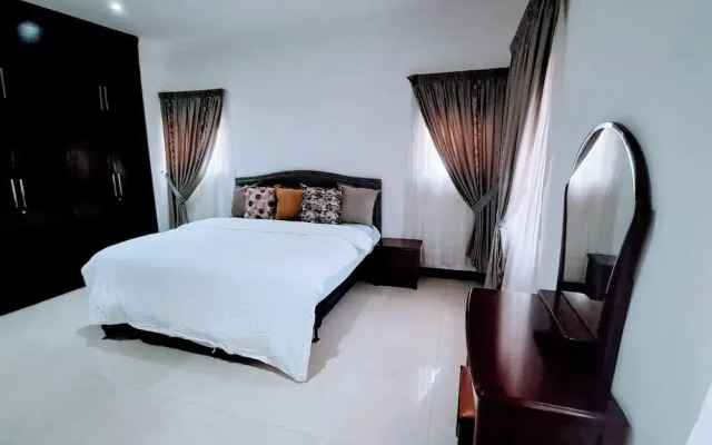 Stylish 3 Bedroom House Near Airport & Marina Mall