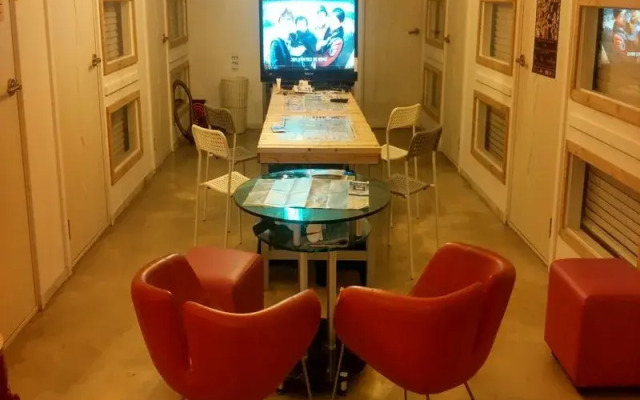 Life Guesthouse - Hostel