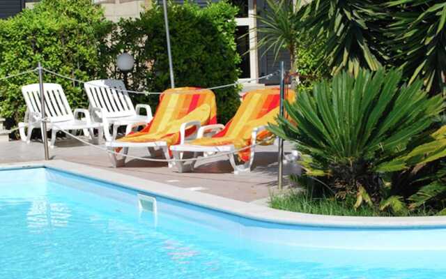 Apartment with Pool near Sea