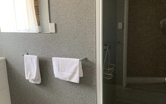 Kellraine Holiday Units