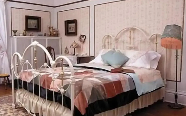 Chestnut Charm Bed & Breakfast