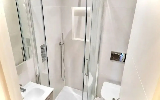 London Riverside Apartment Retreat