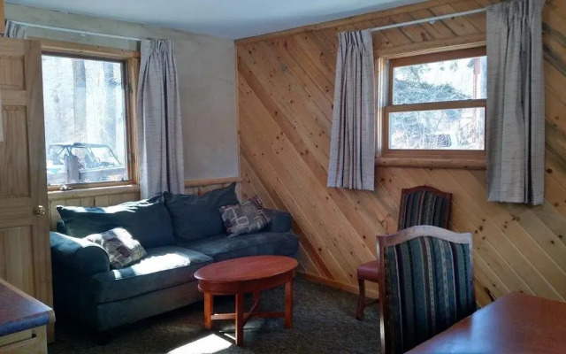 Four Seasons Lodge