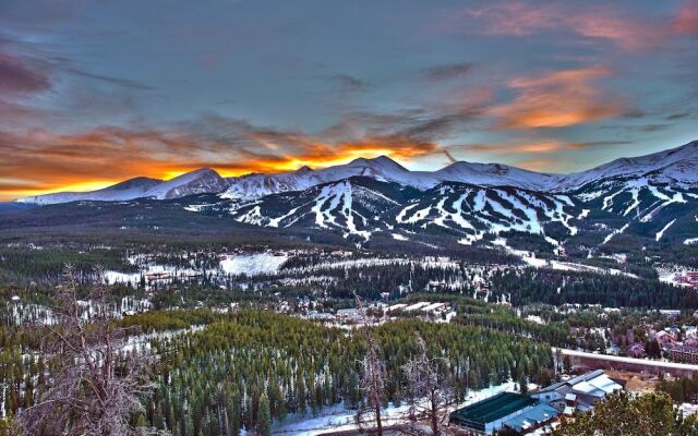 Chic & Cozy Breck Condo: Ski-in/ski-out at Peak 8!
