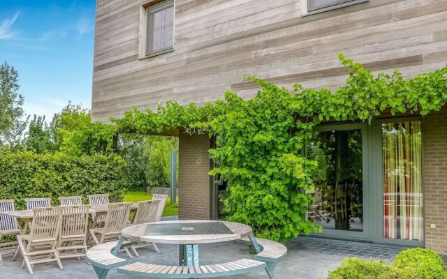 Serene Holiday Home in Gijverinkhove With Terrace, Garden