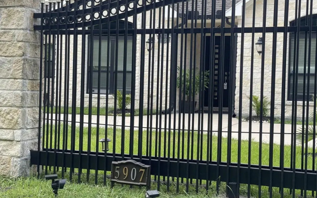 IAH SPHERIC Mini-mansion