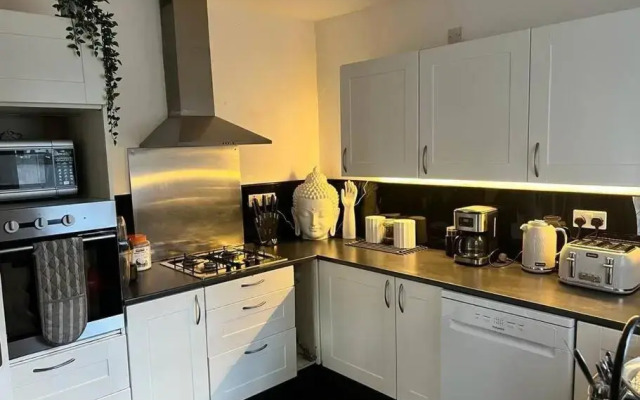 Spacious 3 bedroom house close to city centre