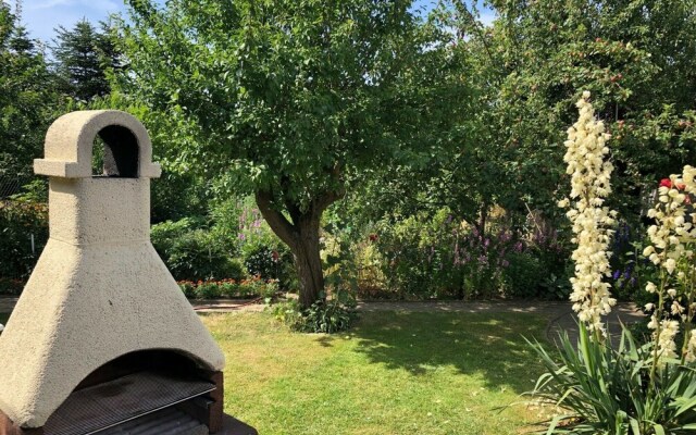 Quaint Bungalow in Stove near the Beach