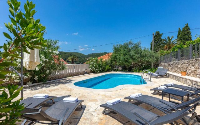 Beautiful Villa With Private Swimming Pool at Selca