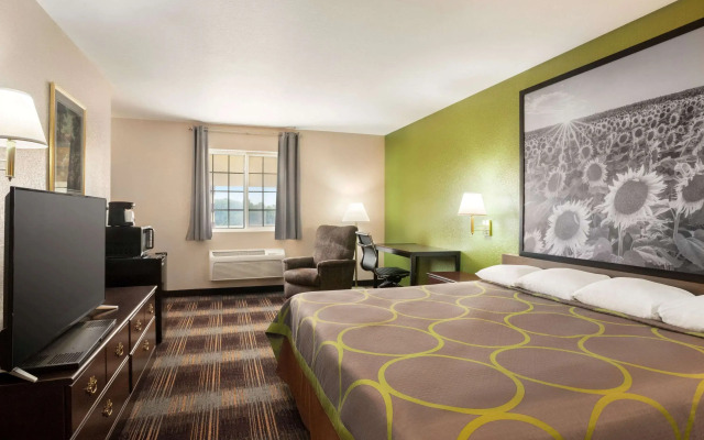 Super 8 by Wyndham Holton