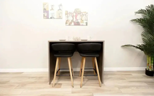 Bright Apt Near All