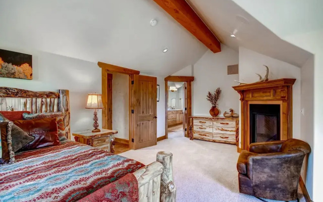 Hatari Lodge 5 Bedroom Home by RedAwning