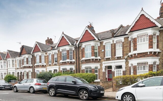 Spacious And Stylish 3BR Apartment Near Paddington.