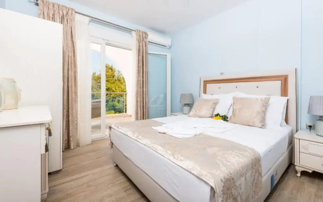 Stratos Deluxe Apartments