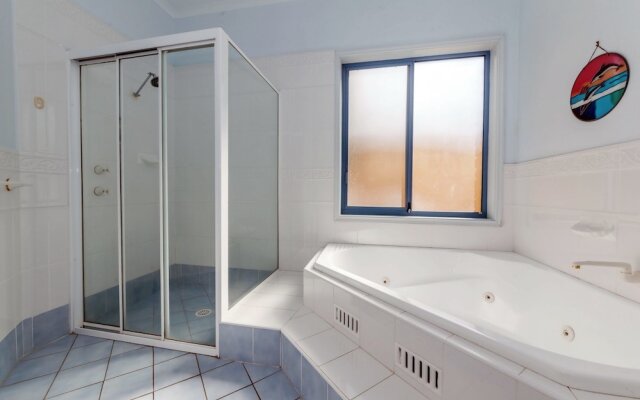 Tah Villa, 1/68 Marine Drive