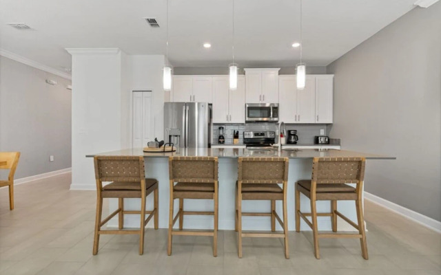 Amazing 4bdr House Storey Lake