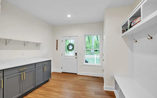 Woodhaven: Your Serene Countryside Escape 5 Bedroom Farmhouse by RedAwning