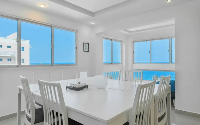 Oceanfront Condo in Ave. España Sleeps 8