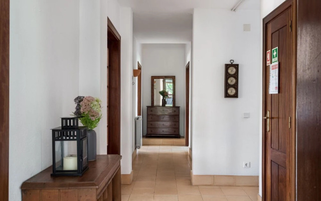 JOIVY 3-BR Cottage w/Terrace & Garden in Colares
