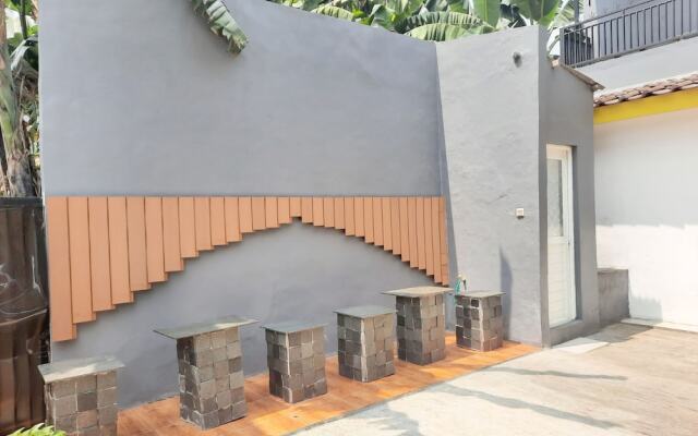 OYO 93021 Kost Dison