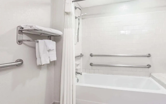 Travelodge by Wyndham Winchester